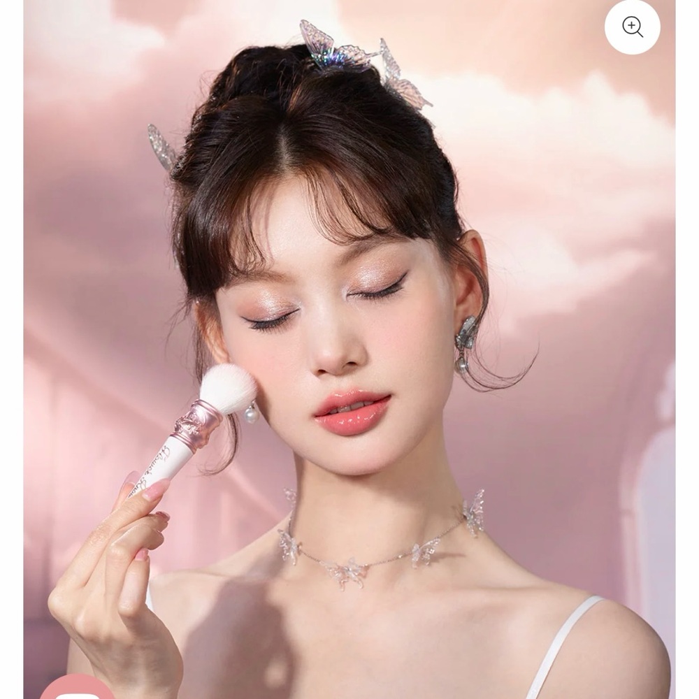NEW in box White Vanilla Blush Brush Midsummer Fairytales Collection